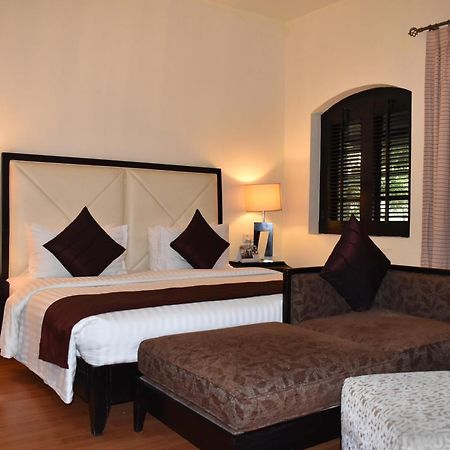 Ramada Plaza By Wyndham Karachi Airport Hotel Exteriör bild A bedroom at the resort