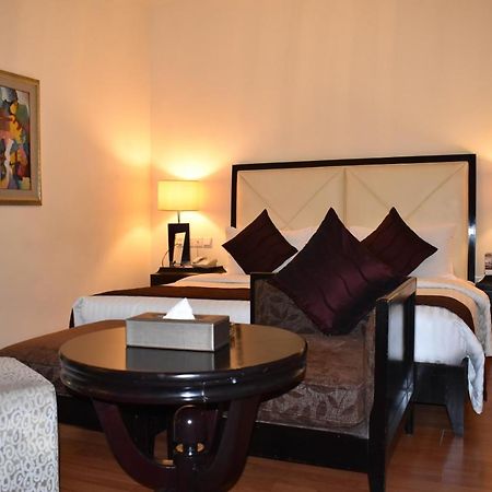 Ramada Plaza By Wyndham Karachi Airport Hotel Exteriör bild A bedroom at the Taj Bengal