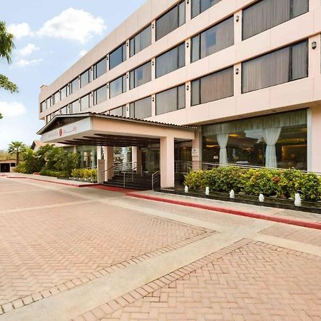 Ramada Plaza By Wyndham Karachi Airport Hotel Exteriör bild The hotel's entrance