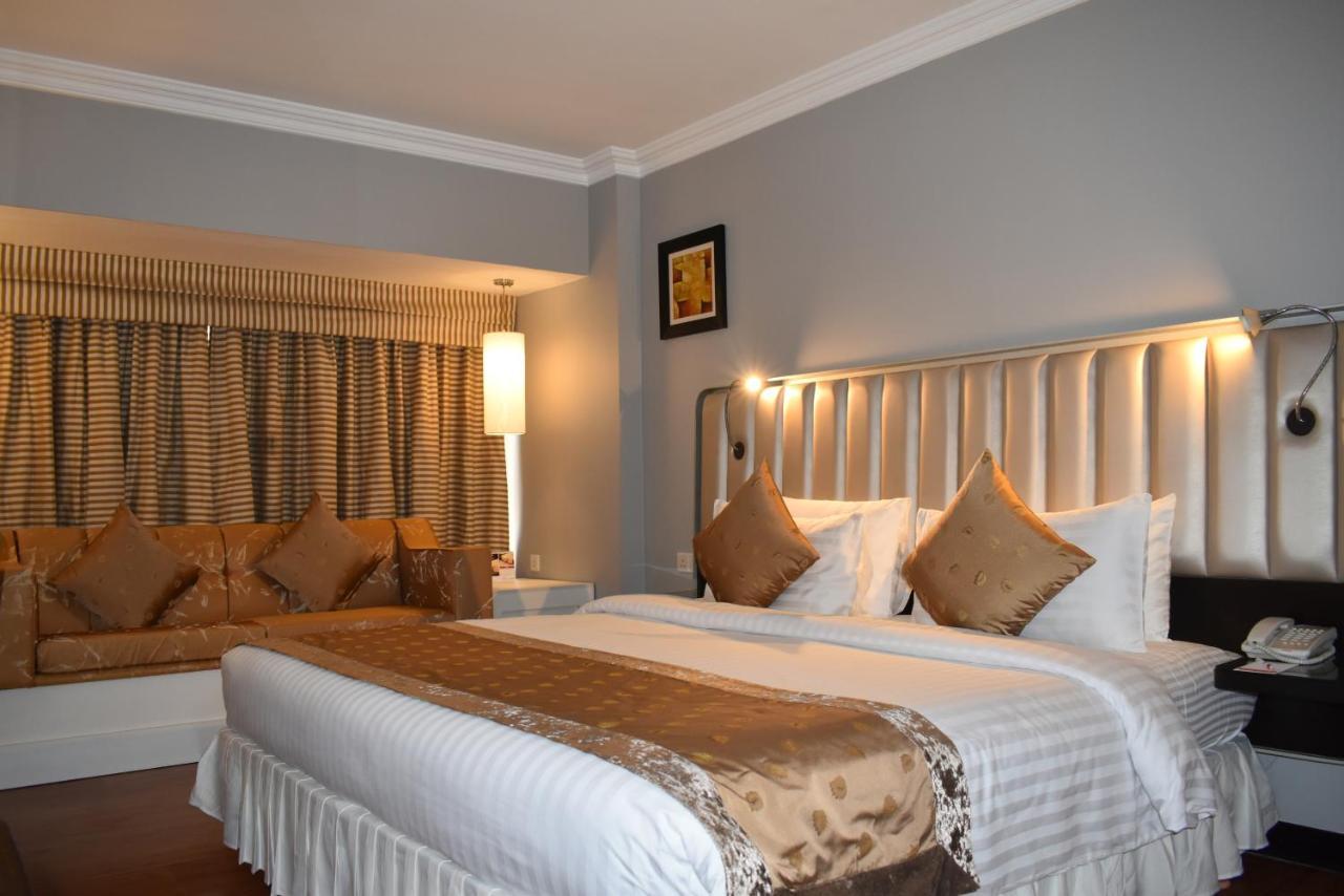 Ramada Plaza By Wyndham Karachi Airport Hotel Exteriör bild A bedroom at the hotel