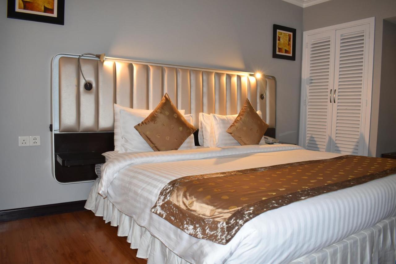 Ramada Plaza By Wyndham Karachi Airport Hotel Exteriör bild A bedroom at the hotel