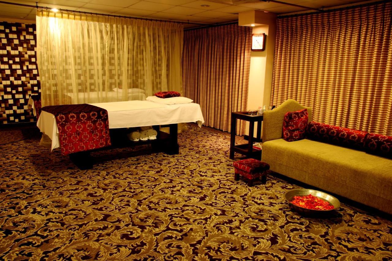 Ramada Plaza By Wyndham Karachi Airport Hotel Exteriör bild A spa treatment room