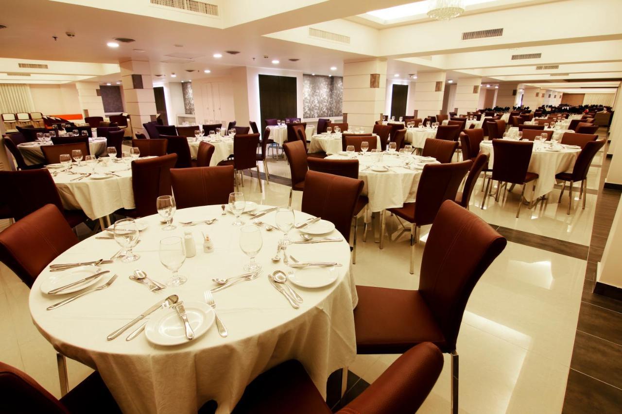 Ramada Plaza By Wyndham Karachi Airport Hotel Exteriör bild The dining room at the 2011 World Economic Forum on the Middle East, Africa and India