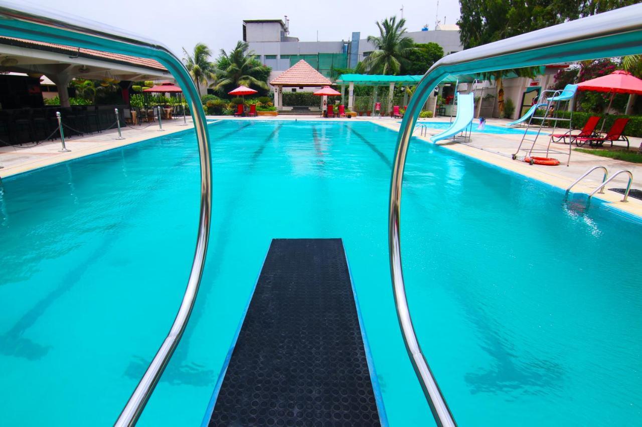Ramada Plaza By Wyndham Karachi Airport Hotel Exteriör bild Swimming pool