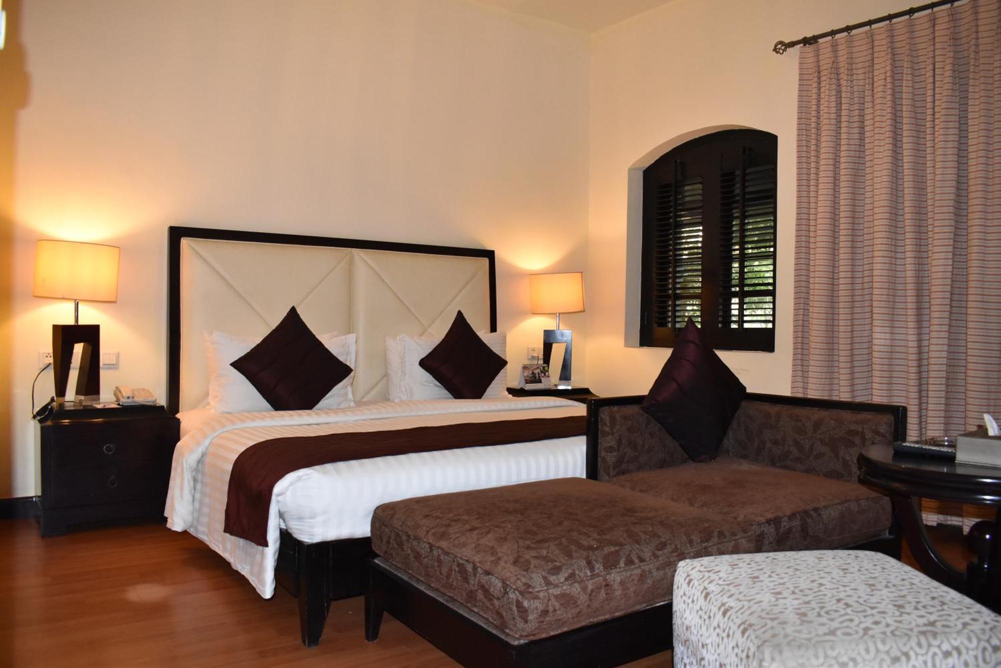 Ramada Plaza By Wyndham Karachi Airport Hotel Exteriör bild A bedroom at the resort