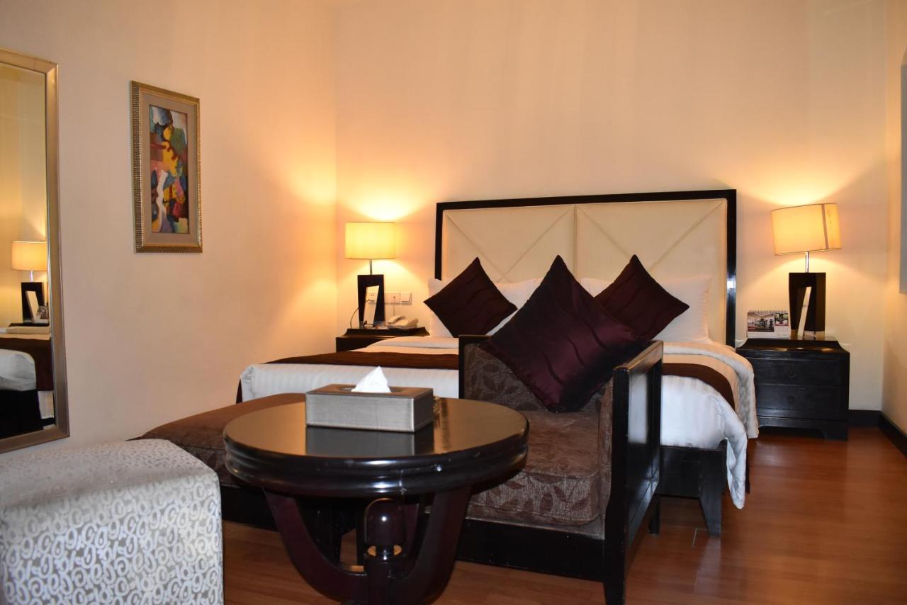 Ramada Plaza By Wyndham Karachi Airport Hotel Exteriör bild A bedroom at the Taj Bengal