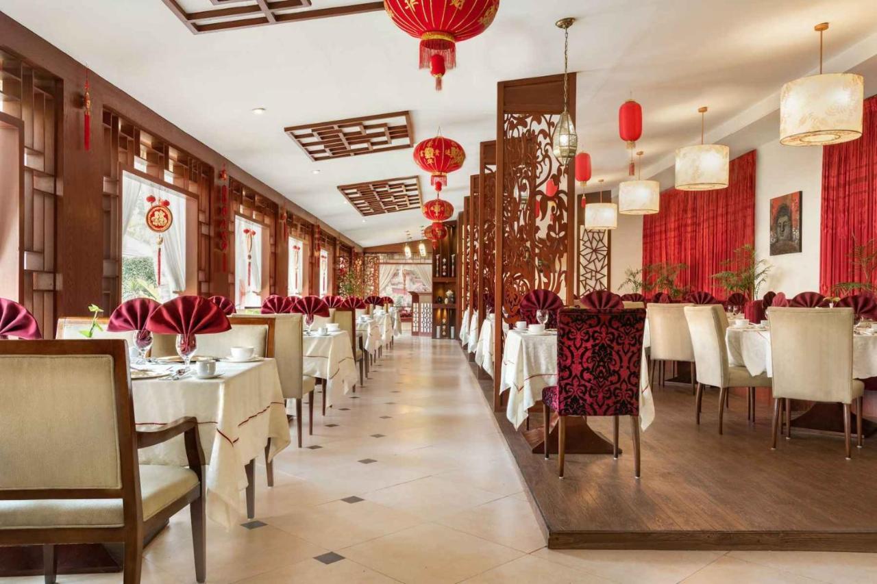 Ramada Plaza By Wyndham Karachi Airport Hotel Exteriör bild The interior of a restaurant in Beijing