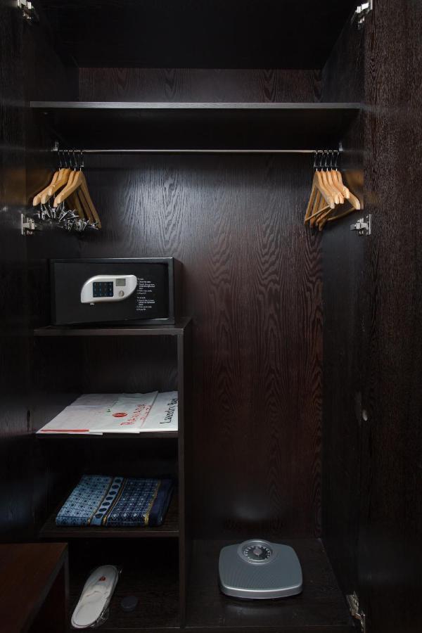 Ramada Plaza By Wyndham Karachi Airport Hotel Exteriör bild A safe in a hotel room