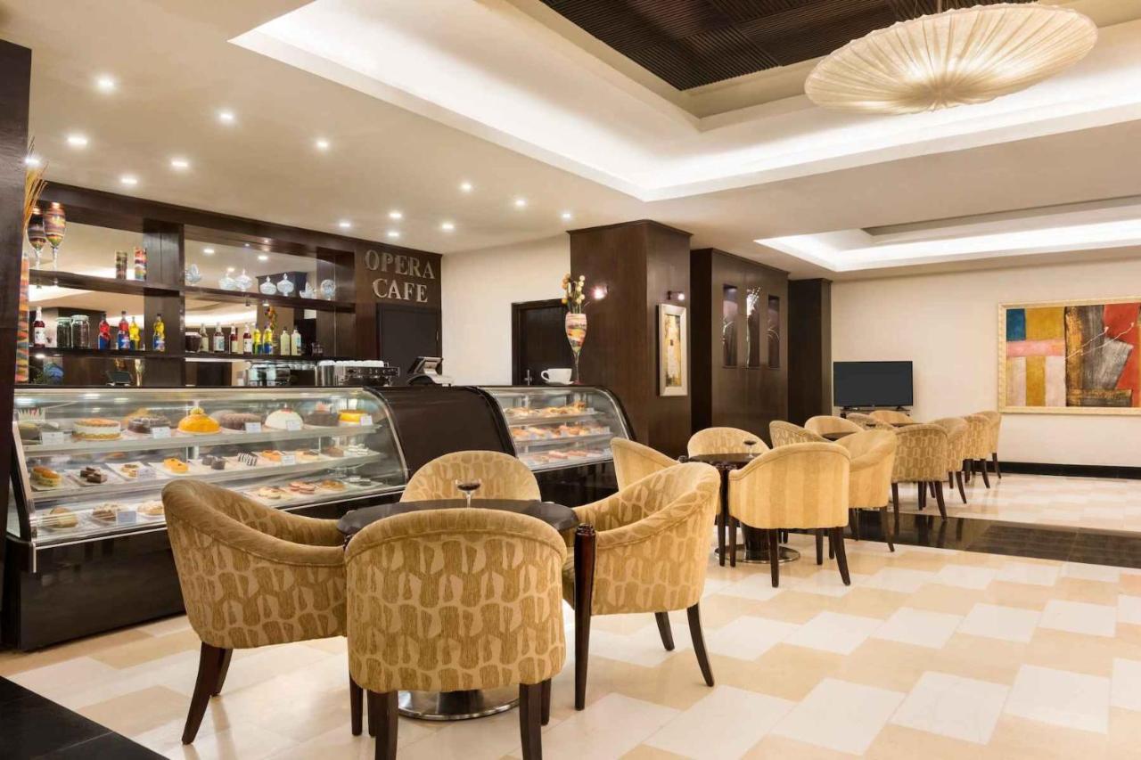 Ramada Plaza By Wyndham Karachi Airport Hotel Exteriör bild The lobby café