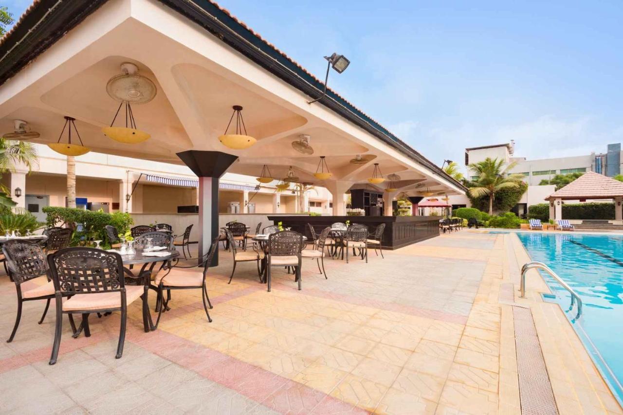 Ramada Plaza By Wyndham Karachi Airport Hotel Exteriör bild The swimming pool at the hotel
