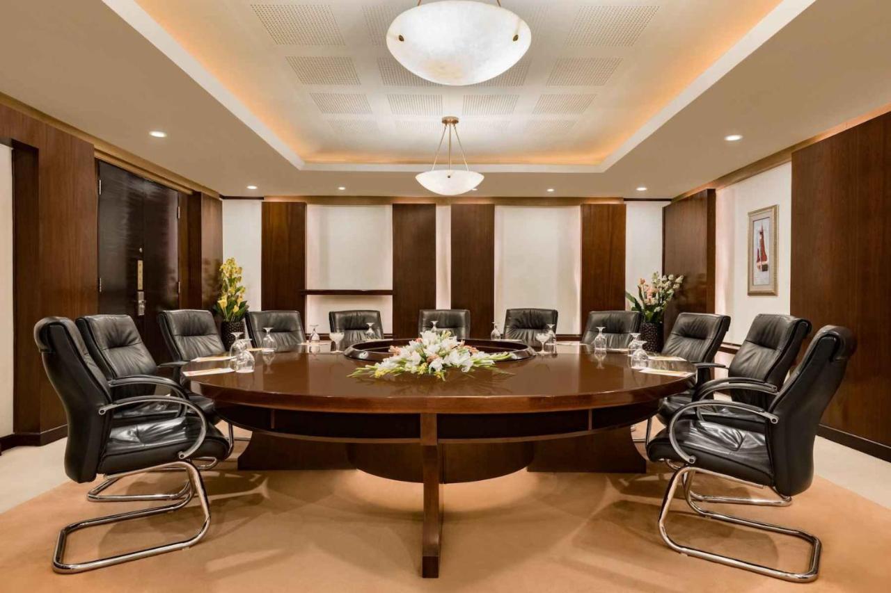 Ramada Plaza By Wyndham Karachi Airport Hotel Exteriör bild Boardroom at the Four Seasons Hotel, London