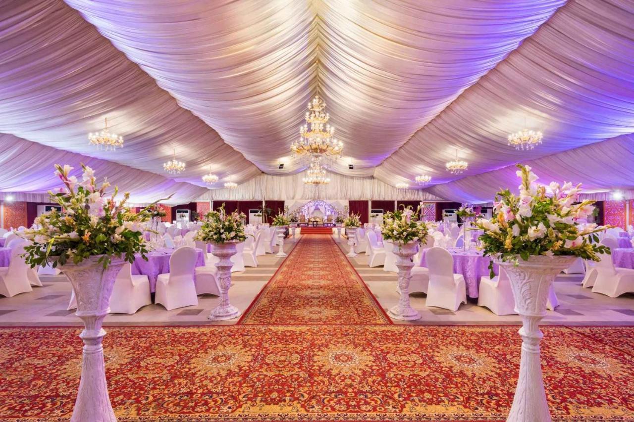 Ramada Plaza By Wyndham Karachi Airport Hotel Exteriör bild A wedding reception in Karachi, Pakistan