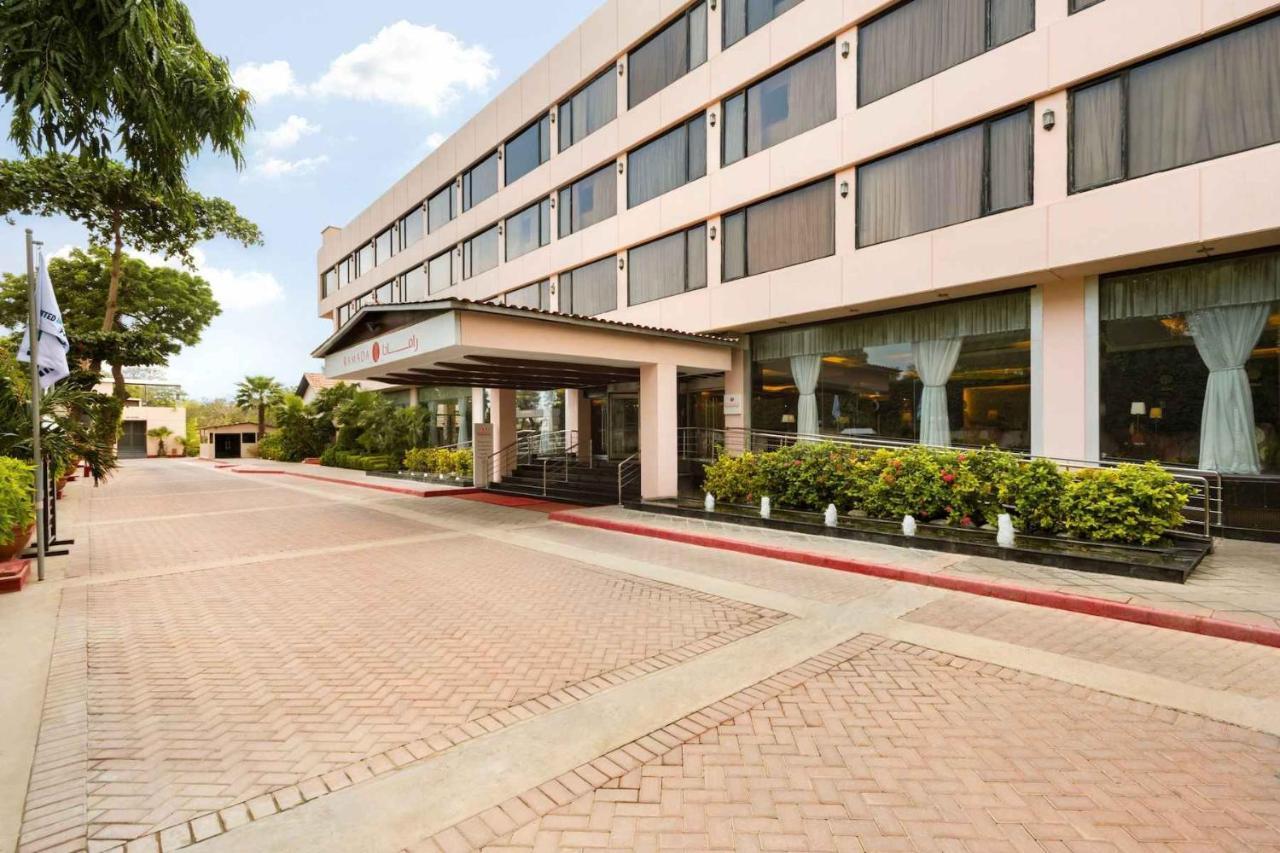 Ramada Plaza By Wyndham Karachi Airport Hotel Exteriör bild The hotel's entrance