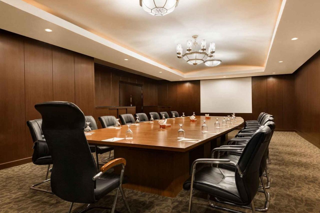 Ramada Plaza By Wyndham Karachi Airport Hotel Exteriör bild Boardroom at the Westin