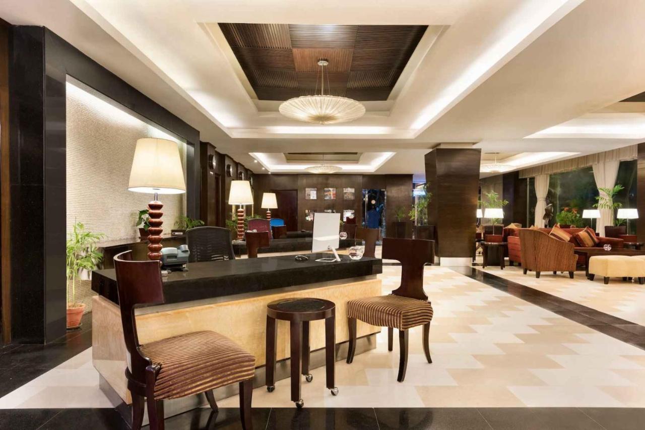 Ramada Plaza By Wyndham Karachi Airport Hotel Exteriör bild Lobby
