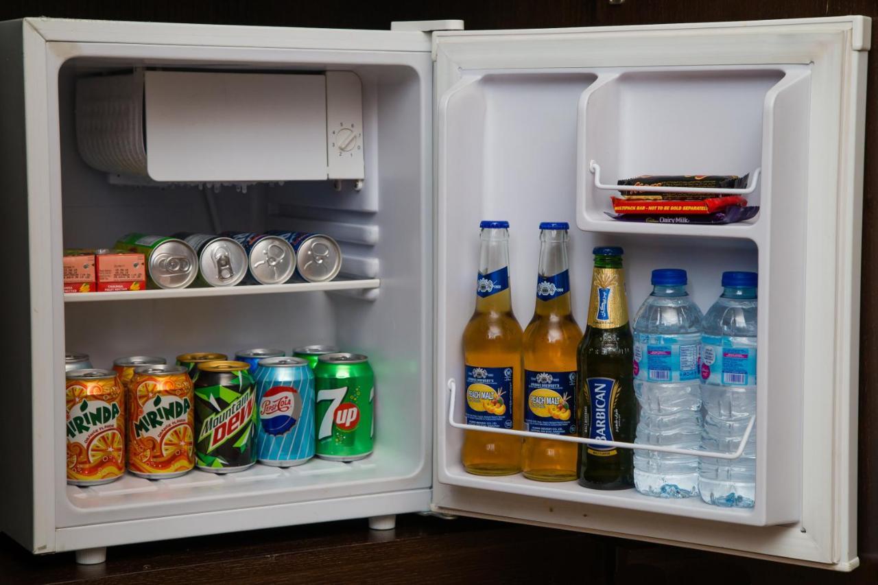 Ramada Plaza By Wyndham Karachi Airport Hotel Exteriör bild A mini-fridge