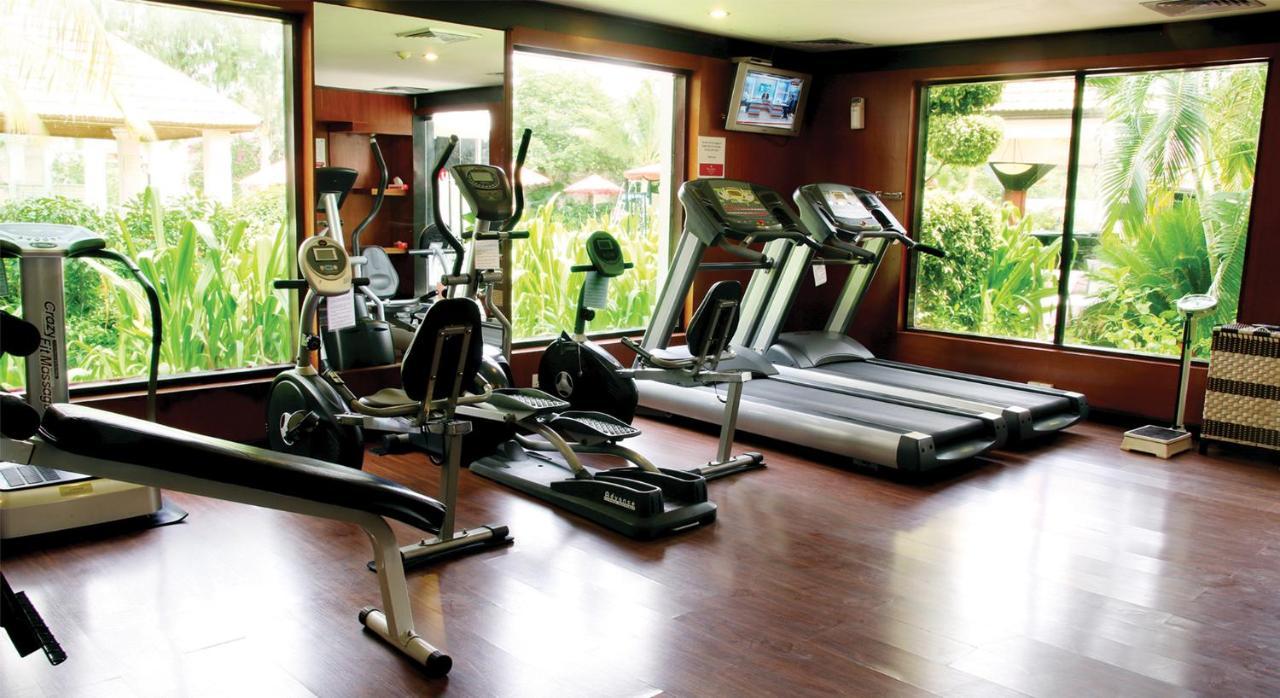 Ramada Plaza By Wyndham Karachi Airport Hotel Exteriör bild A gym at a hotel