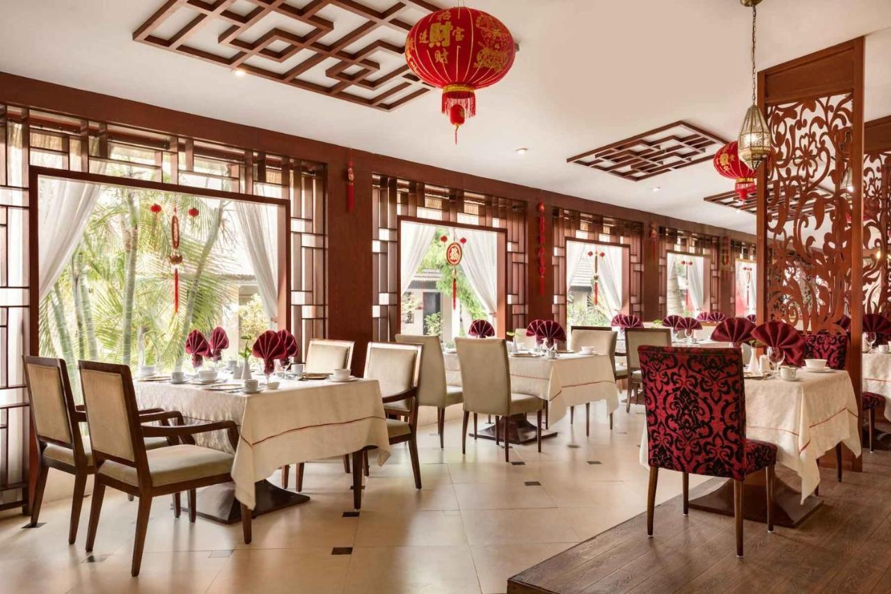 Ramada Plaza By Wyndham Karachi Airport Hotel Exteriör bild Interior of a restaurant