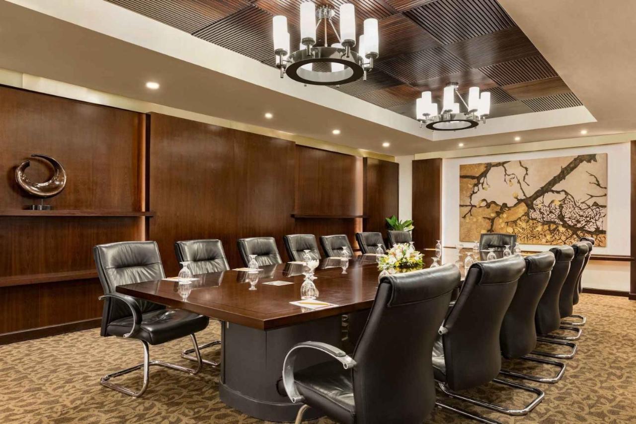 Ramada Plaza By Wyndham Karachi Airport Hotel Exteriör bild Boardroom at the Westin Mumbai International